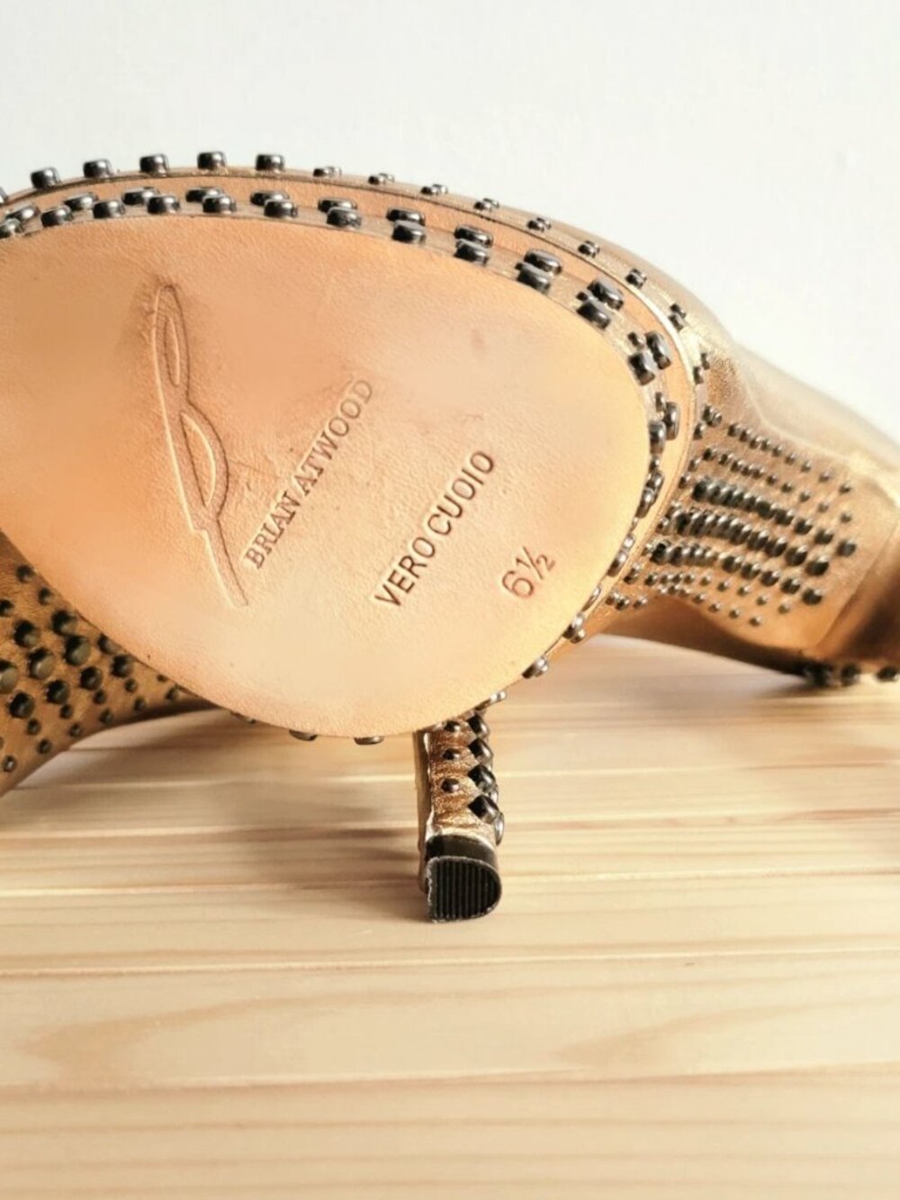 Brian Atwood Finvarra Italian Leather Gold Metallic Stud Platform Pumps sz 6-6.5 - Picture 5 of 7